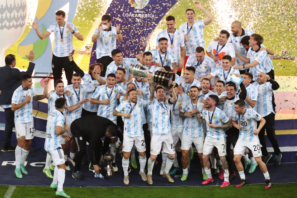 Argentyna triumfuje w Copa America, mistrzostwach Ameryki Południowej. W finale Lionel Messi i spółka pokonali ekipę Brazylii 1:0. Jedyną bramkę spotkania zdobył w 22. minucie Angel Di Maria.