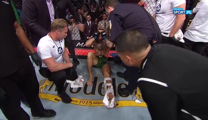 UFC 264. Gigantyczny ból! Conor McGregor opuścił halę na noszach (POLSAT SPORT). Wideo