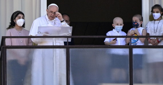 Papież Franciszek po raz pierwszy pokazał się publicznie po operacji jelita grubego. Zwrócił się do wiernych z balkonu na 10. piętrze kliniki Gemelii, gdzie znajduje się jego pokój. Podziękował wszystkim za wyrazy bliskości, wsparcia i modlitw.