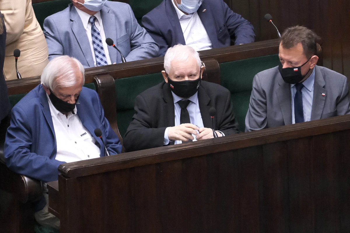 Pomimo sezonu urlopowego, w polityce krajowej wciąż wiele się dzieje. W najbliższym tygodniu czeka nas objazd kraju i promocja Polskiego Ładu przez rządzących. Trybunał Konstytucyjny oceni zgodność przepisów unijnych z ustawą zasadniczą. Dalszy ciąg dyskusji wokół lex TVN.