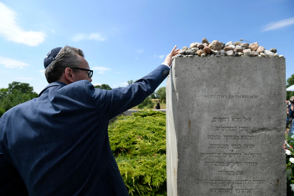 W Jedwabnem uczczono dziś 80. rocznicę mordu Żydów w tej miejscowości, którego - według ustaleń IPN - dokonali Polacy z inspiracji Niemców. Przy pomniku upamiętniającym ofiary tamtych wydarzeń odmówiono modlitwy za zmarłych, odczytano treny, imiona i nazwiska jedwabieńskich Żydów. Złożono wieńce i kwiaty. Nie było jednak żadnych oficjalnych przemówień.