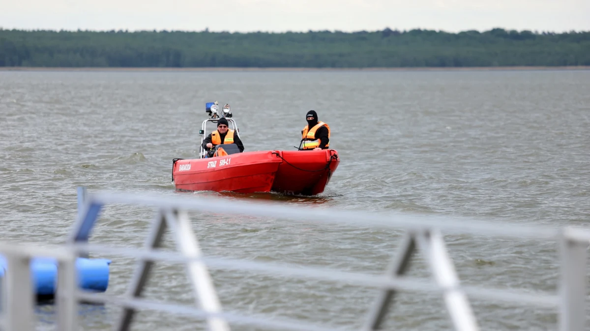 Wyłowiono ciało 52-latka, który wczoraj utopił się w zalewie w Siemiatyczach (Podlaskie) i ciało wędkarza, który wpadł wczoraj do Odry. Trwa także akcja poszukiwawcza 16-latka, którego również porwała Odra.