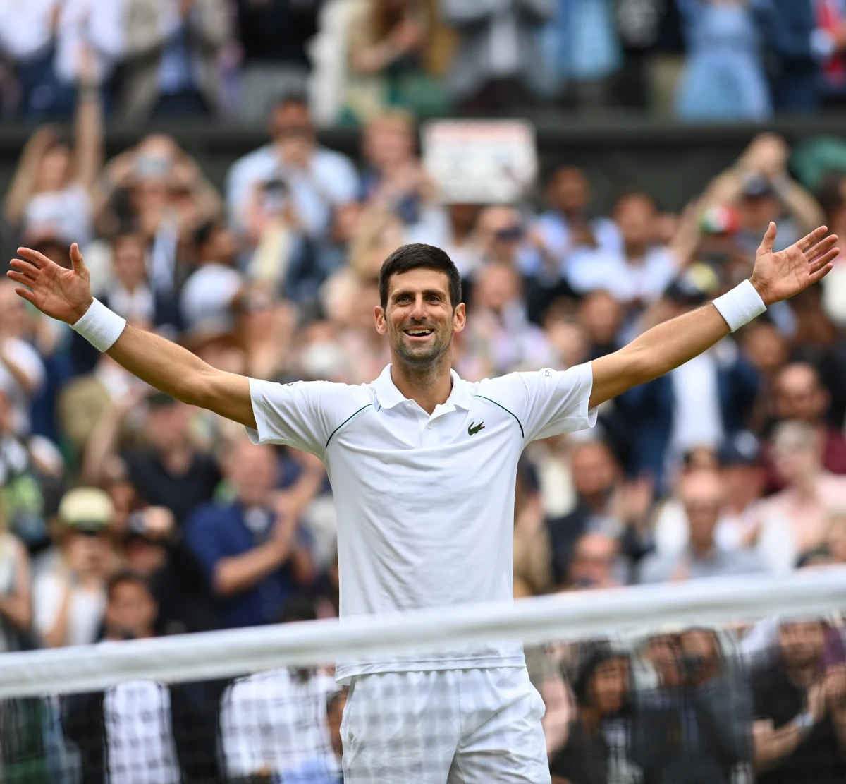 Lider światowego rankingu tenisistów Novak Djokovic wygrał Wimbledon, pokonując w finale Włocha Matteo Berrettiniego 6:7 (4-7), 6:4, 6:4, 6:3. To 20. tytuł wielkoszlemowy Serba, który wyrównał rekord wszech czasów w męskim singlu Szwajcara Rogera Federera i Hiszpana Rafaela Nadala.