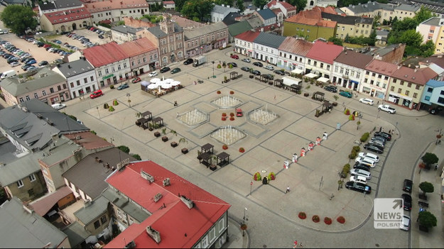 Rewitalizacja polskich miast jest wykonywana często dzięki wsparciu unijnych funduszy. Niestety, wbrew zdrowej logice, powstają puste przestrzenie. Wycina się całą zieleń i tworzy "betonową pustynię" bez cienia. W letnie upały taka przestrzeń nagrzewa się do ponad 50 stopni Celsjusza. 19-letni Kacper Ropka z Krzeszowic spróbował zrobić jajecznicę na patelni na rozgrzanych płytach rynku, która od razu stała się hitem internetu. Sam ironicznie stwierdził, że spróbował jej i była wyborna. Coraz częściej mieszkańcy miast buntują się przeciwko takim zmianom - w Gdyni zdecydowano, że miasto zamieni beton na dziewięć "kieszonkowych parków".