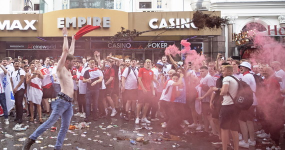 Emocje przed finałem Euro 2020 wzięły górę nad częścią kibiców. Angielscy chuligani nie mogąc się już doczekać rozpoczęcia meczu, postanowili ruszyć siłą na stadion. Tłumy rozemocjonowanych kibiców siały zniszczenie nie tylko w okolicach stadionu, ale także na ulicach całego miasta.
