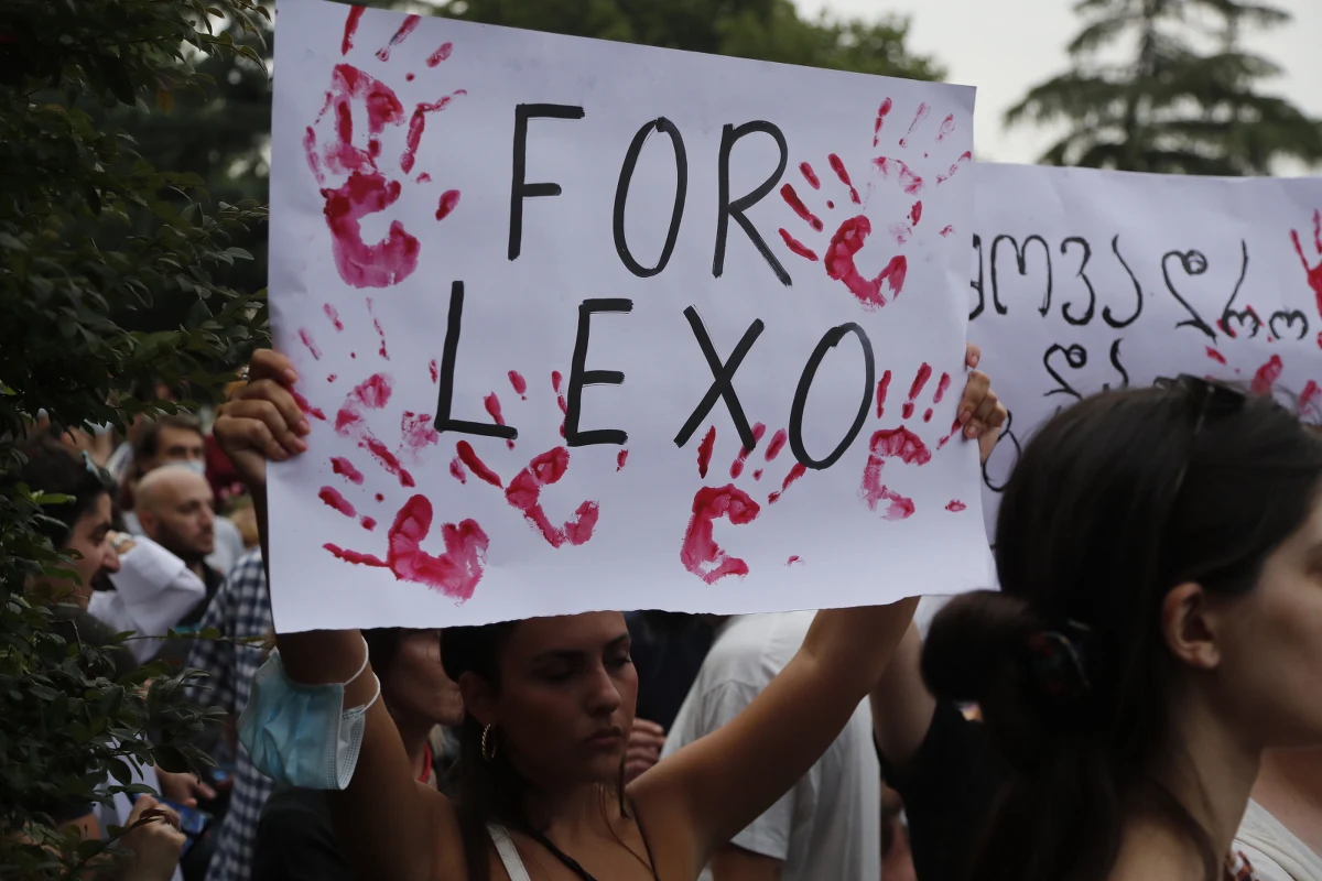 Tysiące osób wyszły dziś wieczorem na ulice stolicy Gruzji, domagając się dymisji rządu. Wcześniej tego dnia zmarł telewizyjny kamerzysta, którego pobili przeciwnicy marszu równości w Tbilisi.