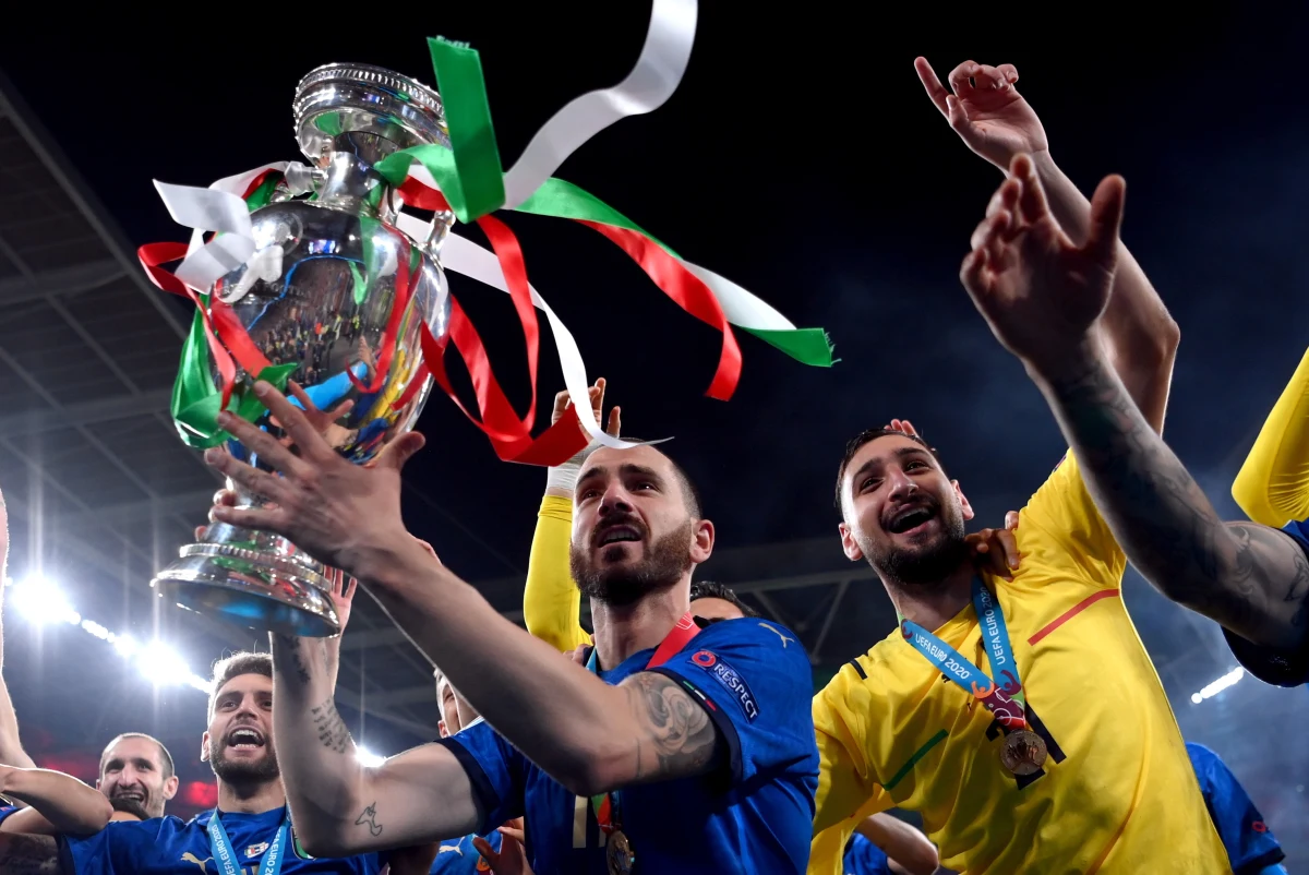 Włosi zostali mistrzami Europy. Podopieczni Roberto Manciniego pokonali w rzutach karnych Anglię 3:2. Po mistrzostwo Europy sięgnęli po raz drugi w historii - poprzednio w 1968 roku. Dwukrotnie przegrali finał - w 2000 i 2012 roku. 