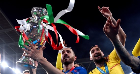 Włosi zostali mistrzami Europy. Podopieczni Roberto Manciniego pokonali w rzutach karnych Anglię 3:2. Po mistrzostwo Europy sięgnęli po raz drugi w historii - poprzednio w 1968 roku. Dwukrotnie przegrali finał - w 2000 i 2012 roku. 