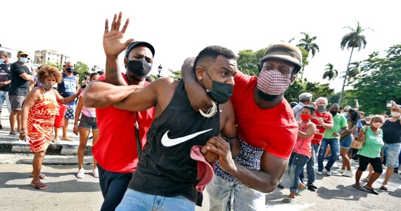 W kilku miastach Kuby doszło w niedzielę do antyrządowych demonstracji - według opozycyjnych portali internetowych - największych od 1994 roku. Kubańskie władze oskarżyły Stany Zjednoczone o ich wywołanie.
