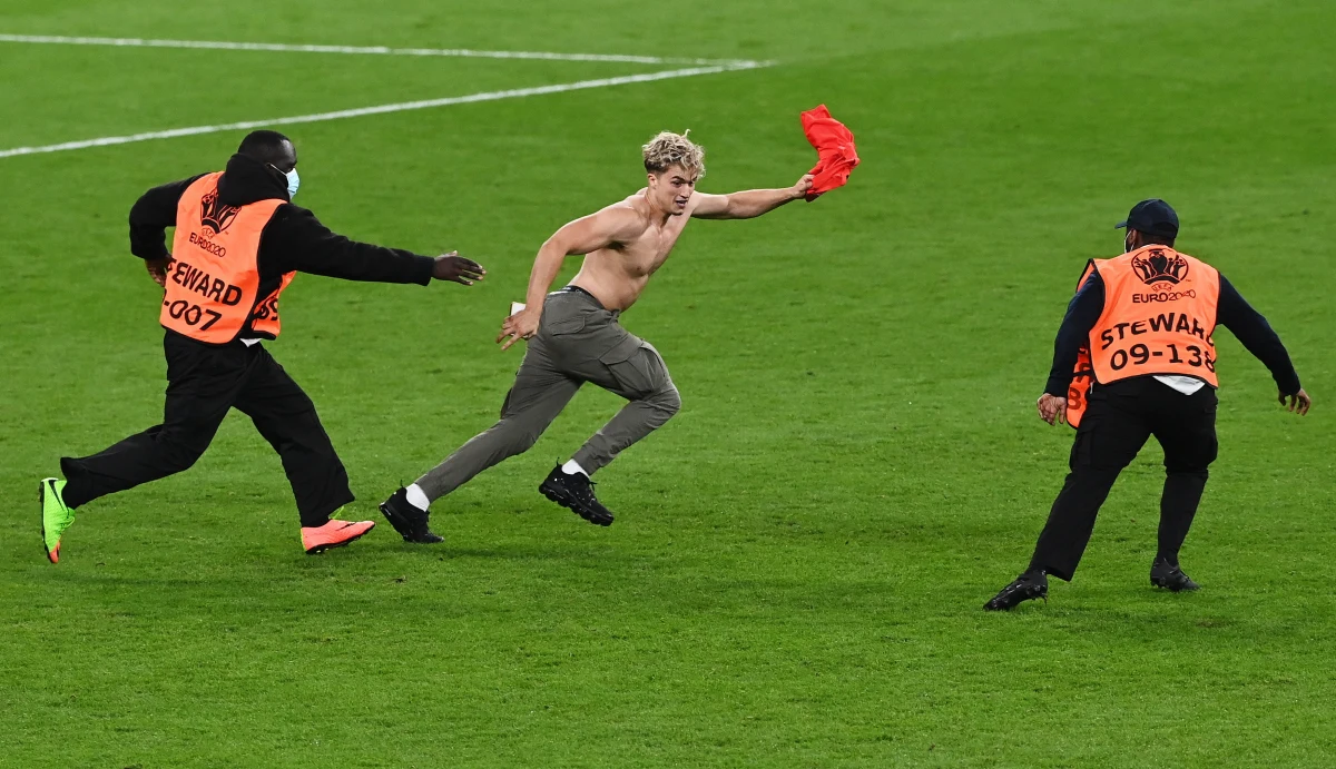 Włosi zostali mistrzami Europy! Podopieczni Roberto Manciniego pokonali w rzutach karnych Anglię 3:2. Po dogrywce było 1:1. Podczas finału Euro 2020 nie zabrakło jednak incydentów. Pod koniec drugiej połowy na murawę stadionu Wembley wtargnął kibic. 