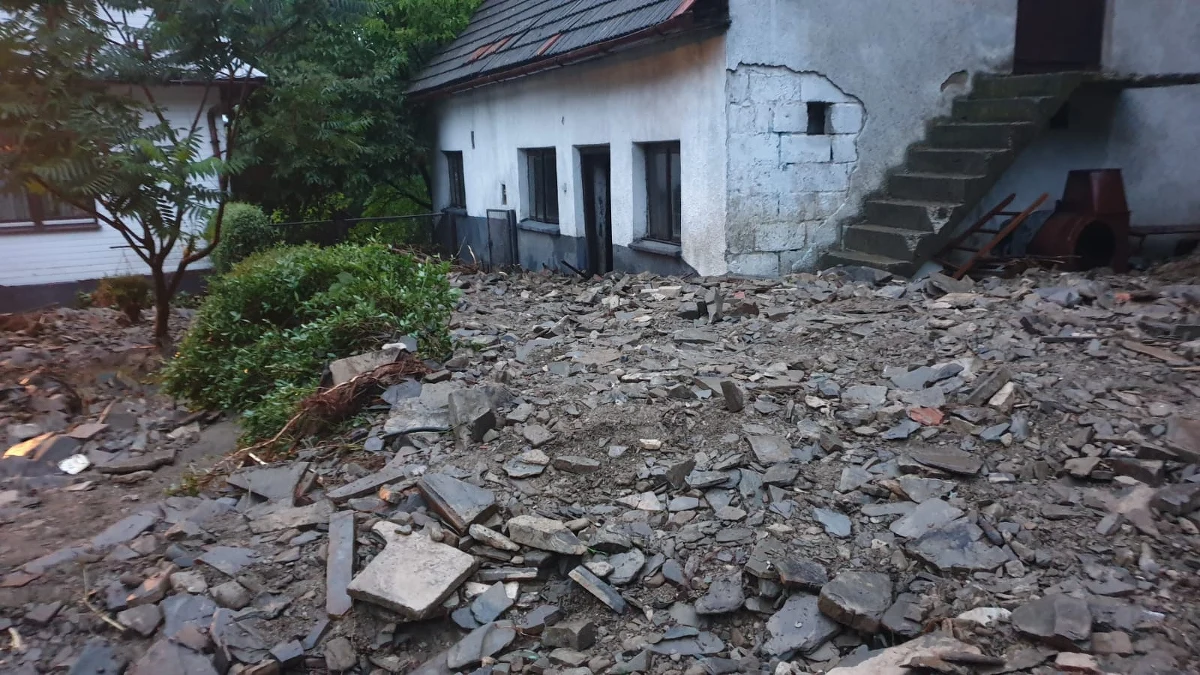 Intensywne nawałnice z deszczem przeszły wczoraj nad Polską. Podtopionych zostało wiele posesji oraz dróg. Strażacy, tylko w województwie małopolskim, interweniowali 240 razy. Ponad 3 tys. osób wciąż nie ma dostępu do energii elektrycznej. 