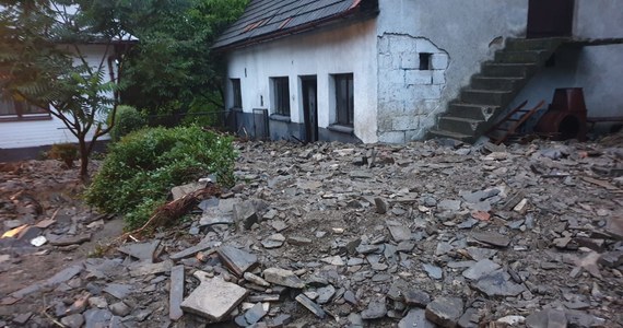 Intensywne nawałnice z deszczem przeszły wczoraj nad Polską. Podtopionych zostało wiele posesji oraz dróg. Strażacy, tylko w województwie małopolskim, interweniowali 240 razy. Ponad 3 tys. osób wciąż nie ma dostępu do energii elektrycznej. 