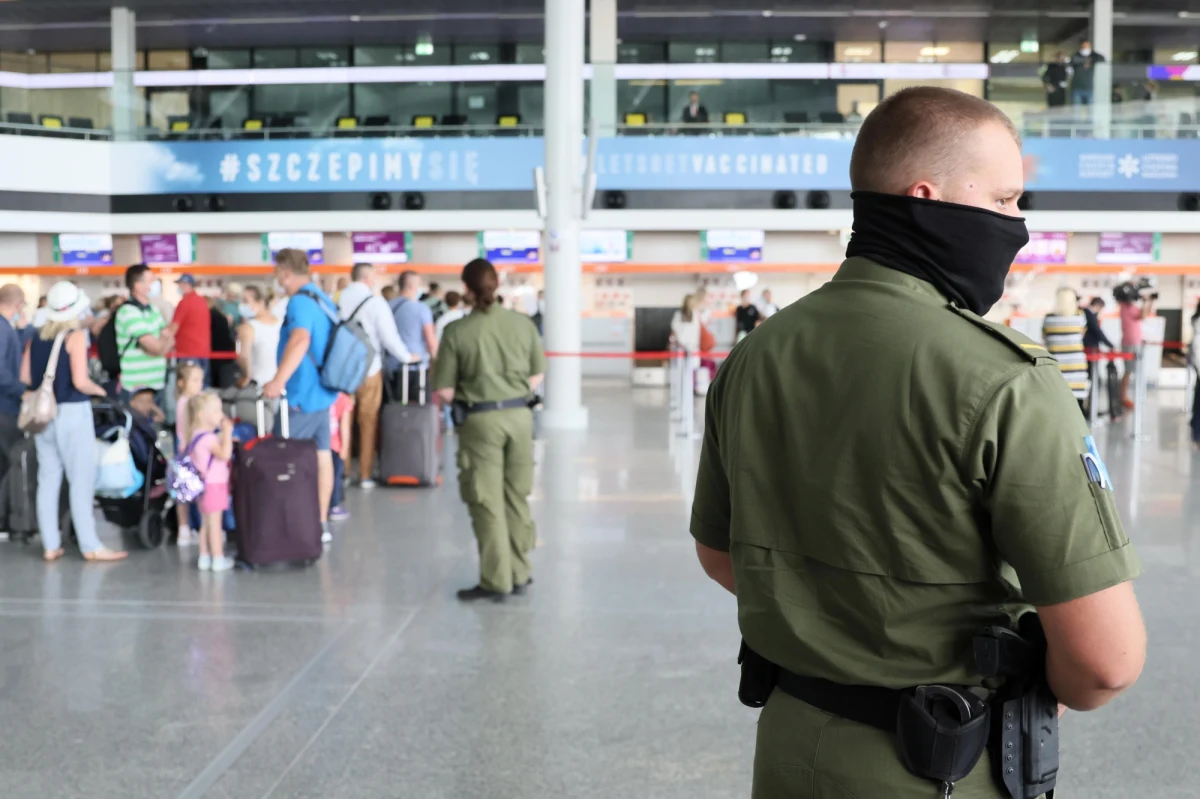 Na warszawskim lotnisku imienia Fryderyka Chopina w Warszawie w nocy z niedzieli na poniedziałek doszło do incydentu z udziałem estońskiego dyplomaty. 
