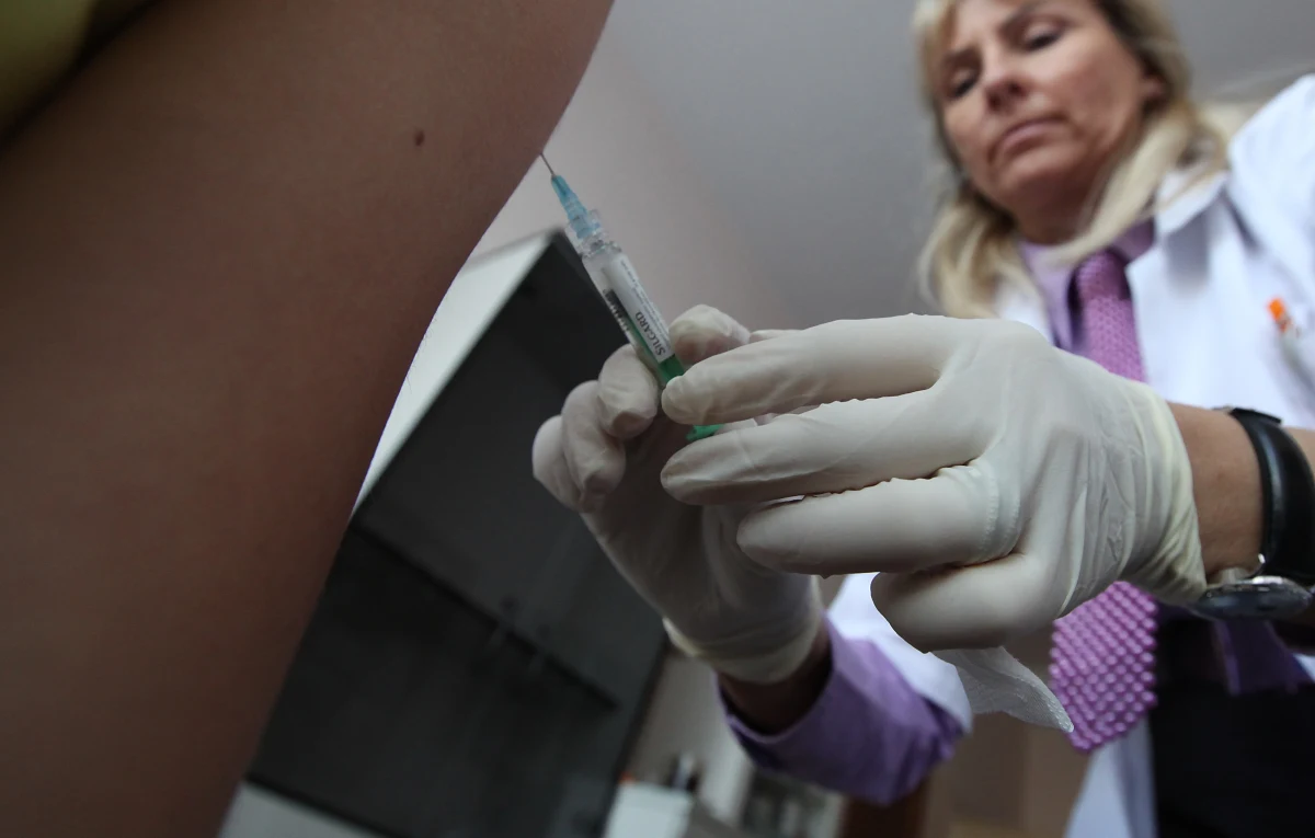 Szczepionka przeciw HPV dla 12-latek ma być za darmo. Do kalendarza szczepień miałaby wejść od przyszłego rok. Dla reszty nastolatków byłaby dostępna w aptece na receptę, ale z częściową refundacją - pisze w poniedziałek "Dziennik Gazeta Prawna".