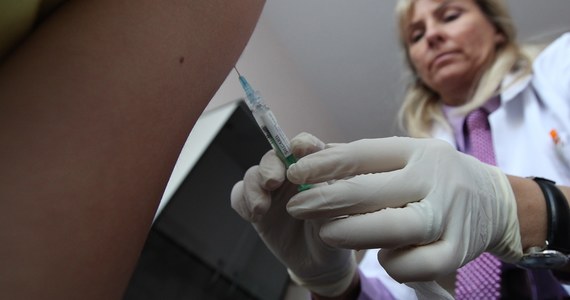 Szczepionka przeciw HPV dla 12-latek ma być za darmo. Do kalendarza szczepień miałaby wejść od przyszłego rok. Dla reszty nastolatków byłaby dostępna w aptece na receptę, ale z częściową refundacją - pisze w poniedziałek "Dziennik Gazeta Prawna".