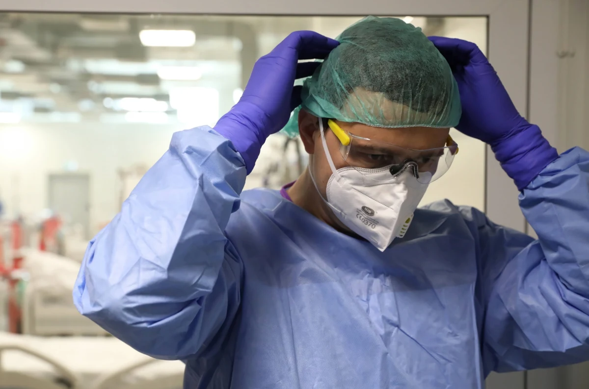 Od wczoraj w Polsce wykryto 44 zakażenia koronawirusem. Nikt w ciągu minionej doby nie zmarł na Covid-19 - poinformowało Ministerstwo Zdrowia w poniedziałkowym raporcie. Łącznie od początku pandemii w naszym kraju zanotowano 2 880 865 przypadków zakażeń oraz 75 160 zgonów. 