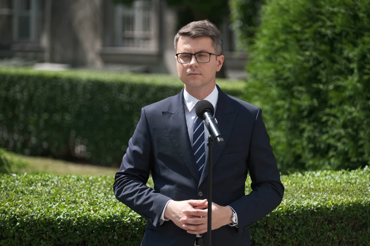 "W tej chwili nie ma dyskusji o takiej rekonstrukcji rządu rozumianej jako wymiana trzech, czterech ministrów na raz" - mówił dziś programie "Tłit" w Wirtualnej Polsce rzecznik rządu Piotr Müller. Dodał, że jeśli miałoby dojść do zmian, to o charakterze kadrowym, a nie systemowym.