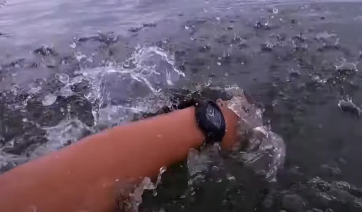 "Młodość nie zwalnia z myślenia" - Komenda Wojewódzka Policji w Gdańsku rozpoczyna kampanię, która ma być przestrogą dla nierozważnych i bezmyślnych zachowań. Właśnie opublikowali spot dotyczący utonięć.  "Nie bądź jak Paweł, nie znikaj".