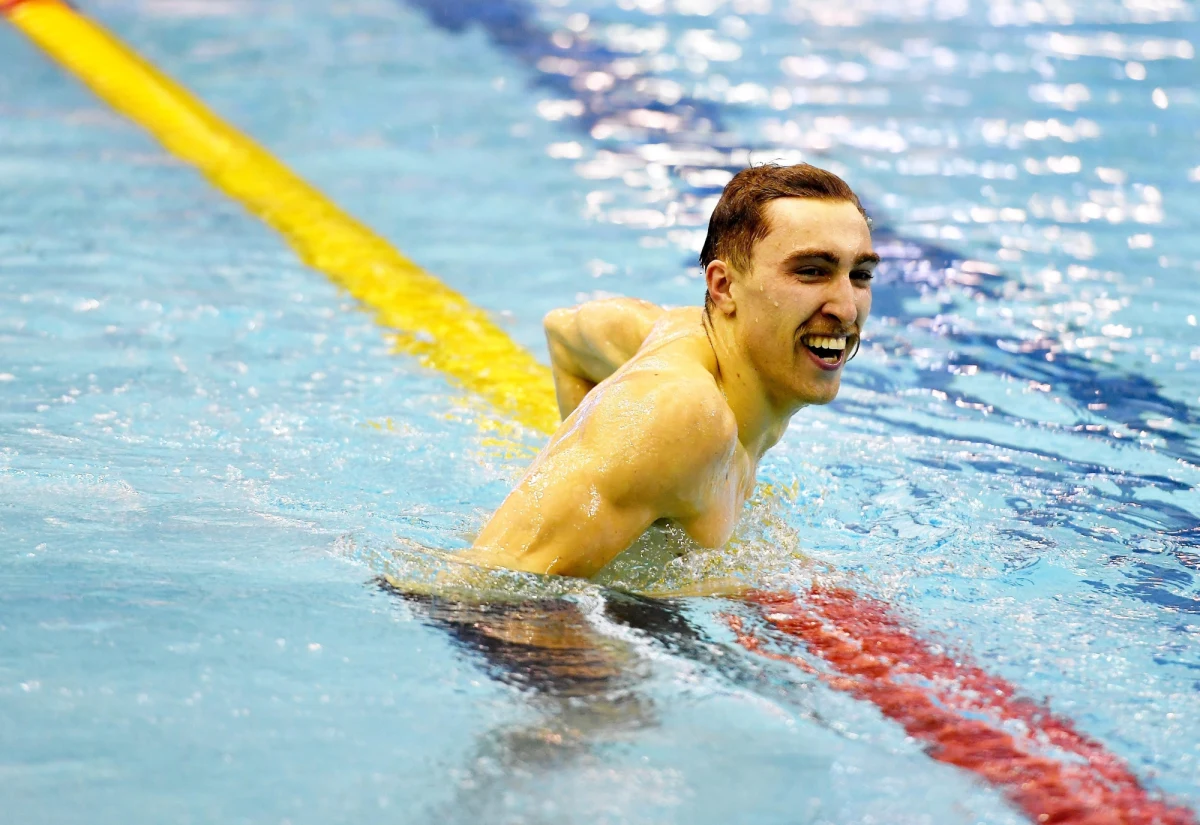 Patrząc na niego, jako na sportowca, trzeba powiedzieć, że jest mistrzem Polski. Patrząc pozasportowo – jest człowiekiem, który odpowiada za to, by samoloty bezpiecznie startowały, lądowały i nie znalazły się na kursie kolizyjnym z innymi maszynami. Jan Kozakiewicz jest jednym z reprezentantów Polski w pływaniu. Dziś złoży ślubowanie olimpijskie. Paweł Pawłowski z redakcji sportowej RMF FM pytał go nie tylko o pływanie, ale też o latanie i grę w teatrze improwizacji.  