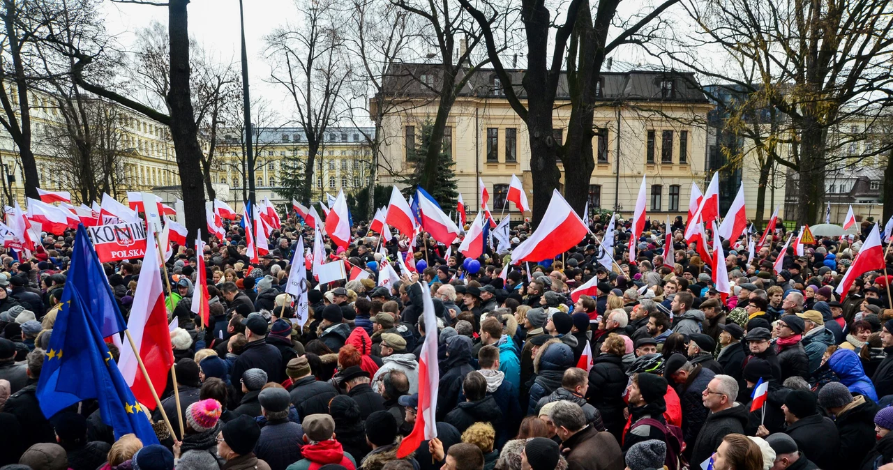 Manifestacja KOD przed Trybunałem Konstytucyjnym w grudniu 2015 r.