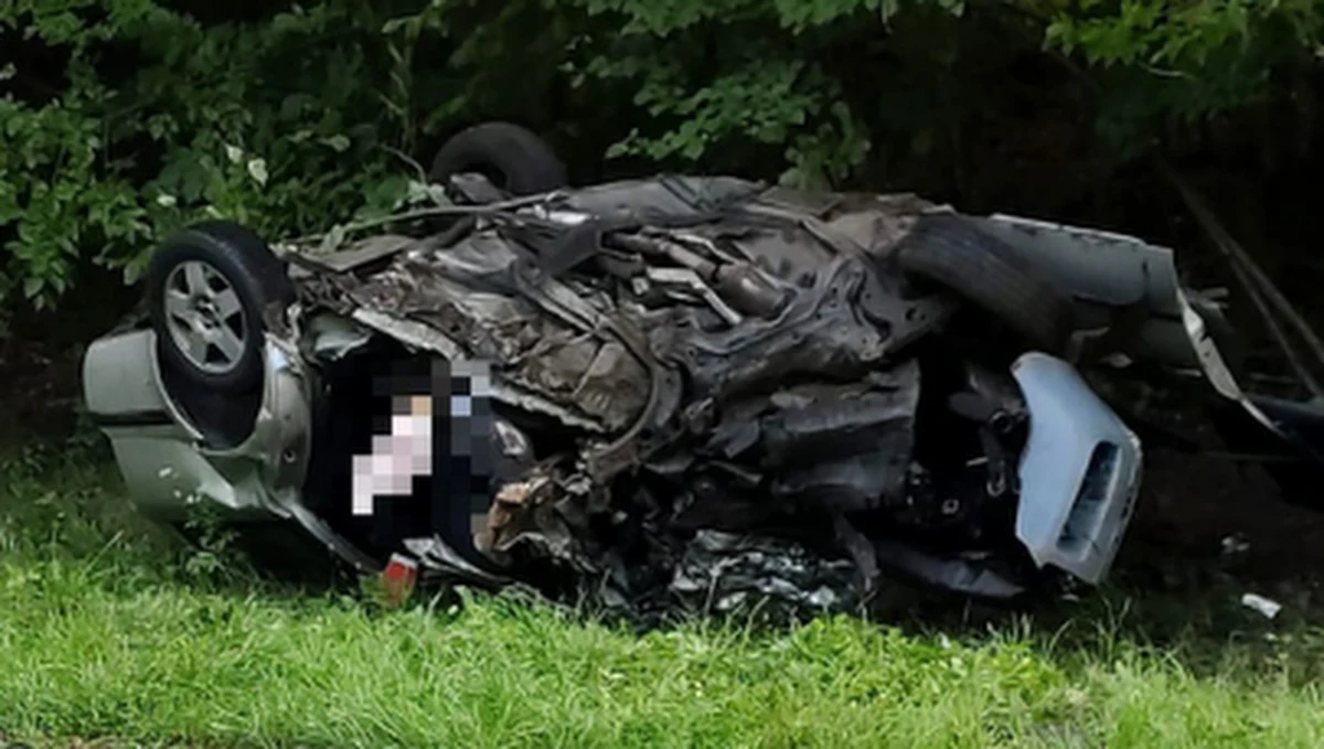 26-letni kierowca skody zjechał z drogi na prostym odcinku i uderzył w przydrożne drzewo - informuje policja ze Szczytna (woj. warmińsko-mazurskie). Mężczyzna zginął na miejscu.