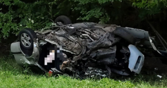26-letni kierowca skody zjechał z drogi na prostym odcinku i uderzył w przydrożne drzewo - informuje policja ze Szczytna (woj. warmińsko-mazurskie). Mężczyzna zginął na miejscu.