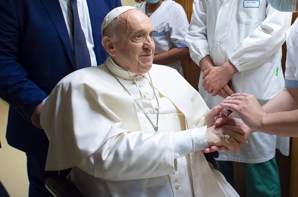 Przedłuża się pobyt papieża Franciszka w rzymskim szpitalu po operacji jelita, którą przeszedł 4 lipca - poinformowała w poniedziałek Ansa. Według włoskiej agencji papież pozostanie w klinice Gemelli do środy lub czwartku.