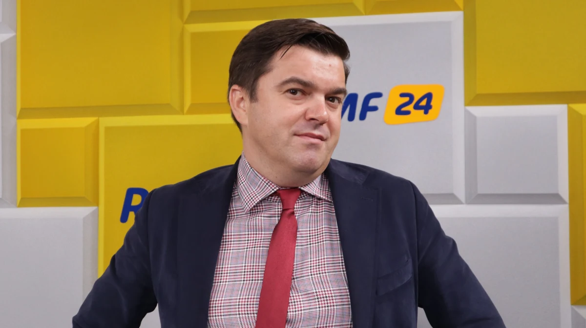 „Obawiamy się, że dość drastyczne kroki, które miałyby zmusić ludzi do szczepienia, skończą się tak naprawdę odwrotną rzeczą niż zakładamy. Skończą się protestami, wychodzeniem ludzi na ulice” – powiedział Wojciech Andrusiewicz, rzecznik Ministerstwa Zdrowia w Rozmowie w samo południe w RMF FM. „Nadal jednak będziemy się starali ludzi namawiać i pokazywać zalety, a nie zmuszać” – dodał.