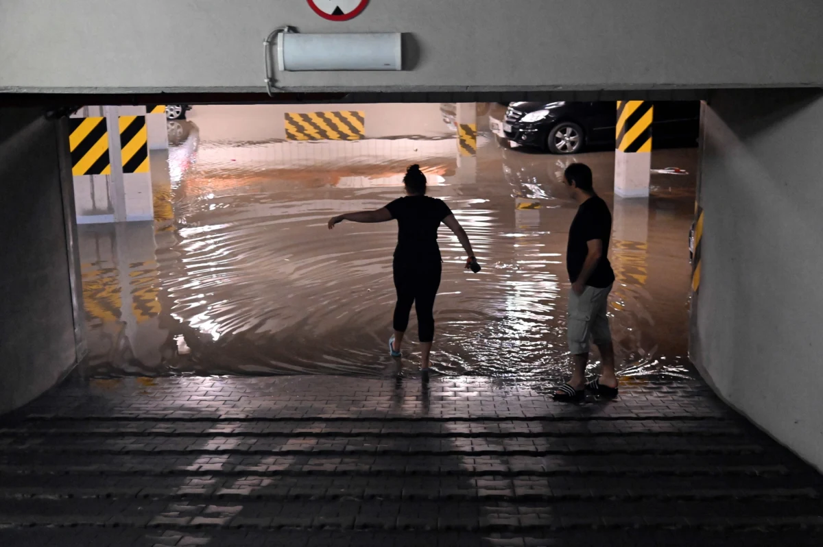 Po południu burze będą występować na północy, centrum i południu kraju. Im później w nocy, tym rozpogodzeń będzie więcej - prognozuje synoptyk meteorolog z IMGW Michał Ogrodnik. Jak dodaje, najcieplej będzie na wschodzie kraju. Wydano również ostrzeżenia pierwszego i drugiego stopnia przed upałem oraz burzami z gradem. W niektórych regionach kraju ostrzeżenia IMGW będą obowiązywać aż do czwartku.
