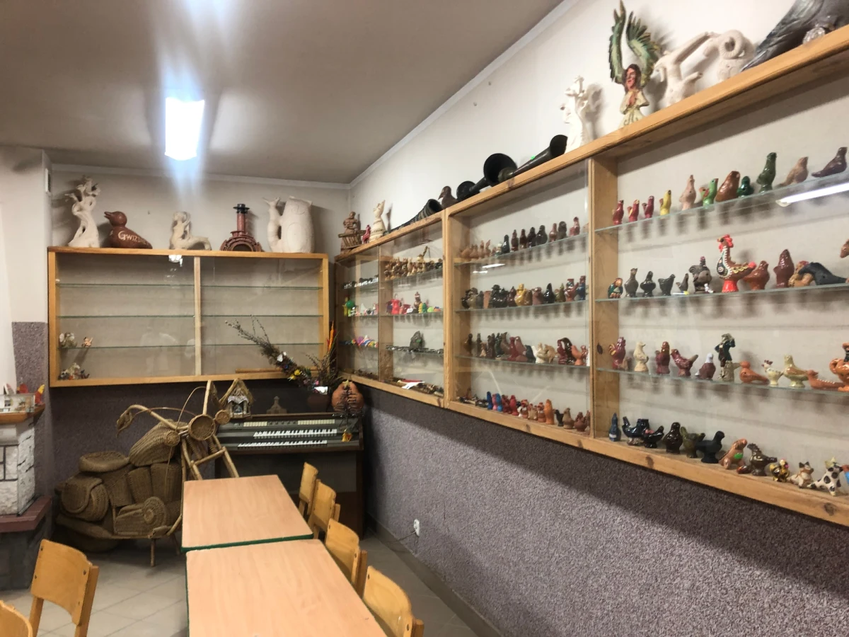 Ponad tysiąc gwizdków z całego świata można zobaczyć w Muzeum Gwizdka w miejscowości Gwizdały w powiecie węgrowskim na północy Mazowsza. Wśród nich są gwizdki z bambusa pochodzące z Ameryki Południowej, gwizdki z Litwy w formie figurek kogutów, lokalne gwizdki z różnych części Polski czy nawet... srebrny gwizdek, jakiego używała w naszym kraju Milicja Obywatelska. Właśnie to muzeum odwiedzamy w ramach naszego wakacyjnego cyklu Niezwykłe Muzea w Polsce. 