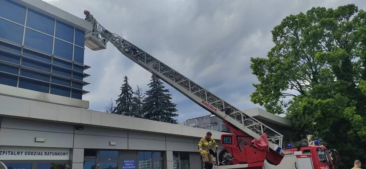 Specjalna folia zabezpieczająca zostanie rozłożona na dachu Uniwersyteckiego Szpitala Dziecięcego w Krakowie, który został uszkodzony po ulewie. Na miejscu pracuje straż pożarna. Strażacy mają zabezpieczyć placówkę przed dalszym zalewaniem.