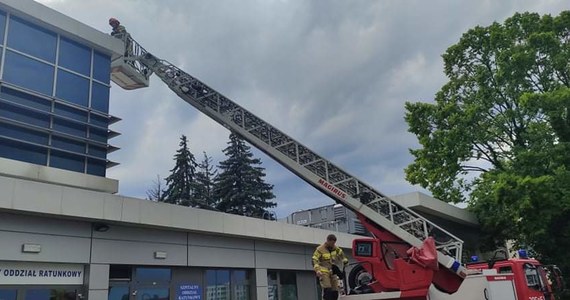 Specjalna folia zabezpieczająca zostanie rozłożona na dachu Uniwersyteckiego Szpitala Dziecięcego w Krakowie, który został uszkodzony po ulewie. Na miejscu pracuje straż pożarna. Strażacy mają zabezpieczyć placówkę przed dalszym zalewaniem.