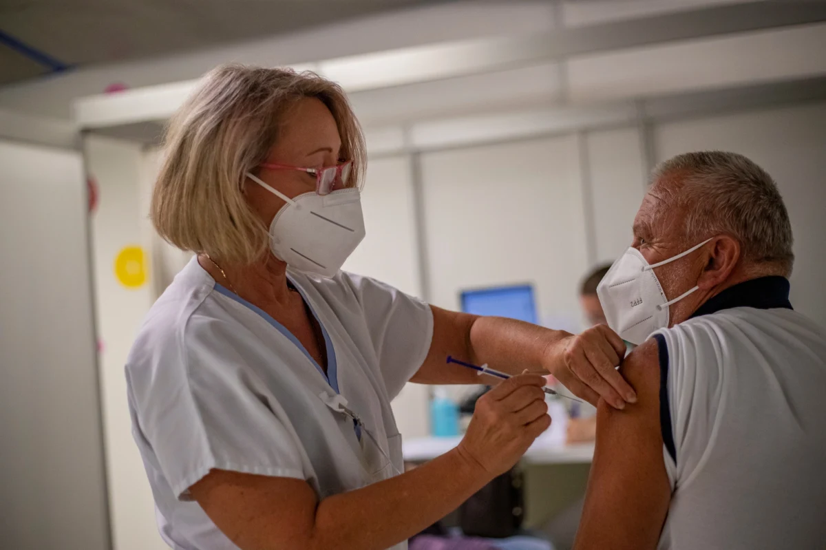 Wczoraj wieczorem przekroczyliśmy 15 mln osób skutecznie zaszczepionych, czyli dwiema dawkami albo jedną szczepionką firmy Johnson & Johnson – powiedział na konferencji prasowej szef KPRM Michał Dworczyk. Przyznał, że spada zainteresowanie rejestracją na szczepienia. Dodał, że w tym tygodniu zapadnie decyzja o włączeniu placówek podstawowej opieki zdrowotnej do Narodowego Programu Szczepień.