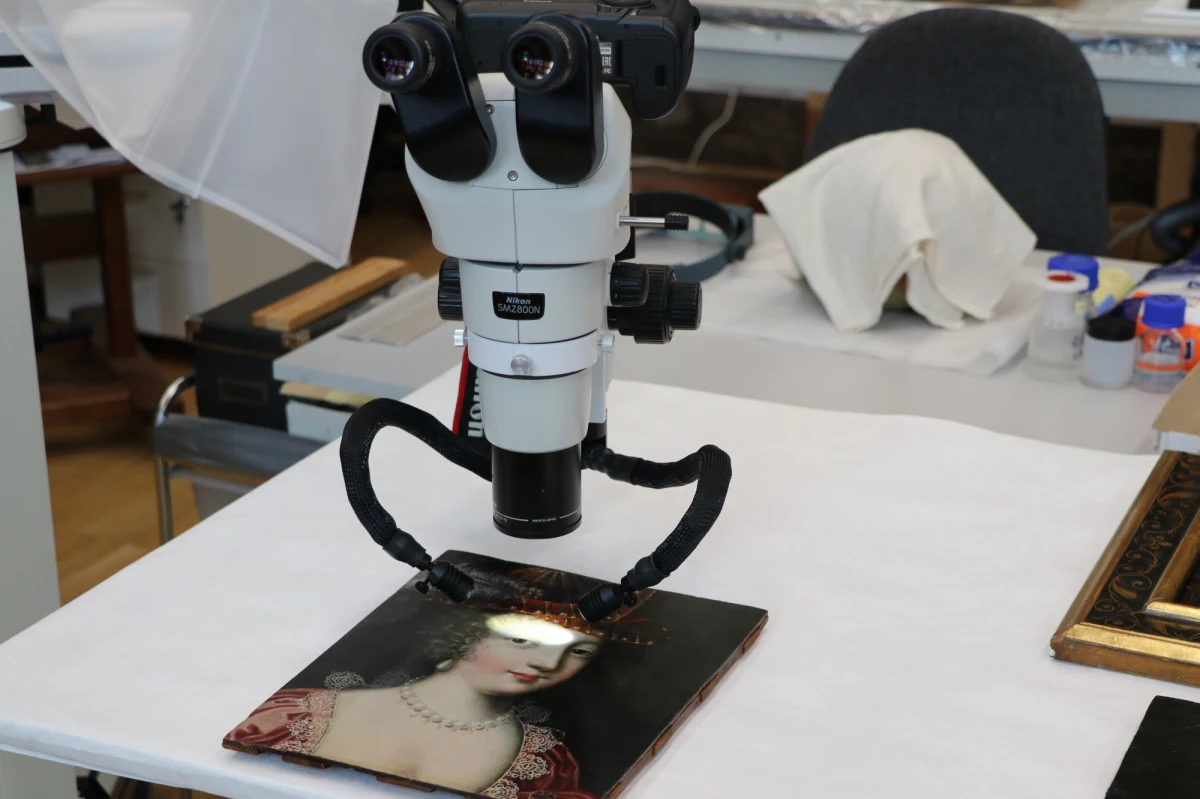 Nowoczesny mikroskop pozwalający na precyzyjne badanie dzieł sztuki: określenie techniki ich wykonania oraz stanu zachowania zyskała pracownia Konserwacji Malarstwa przy Muzeum Książąt Czartoryskich.