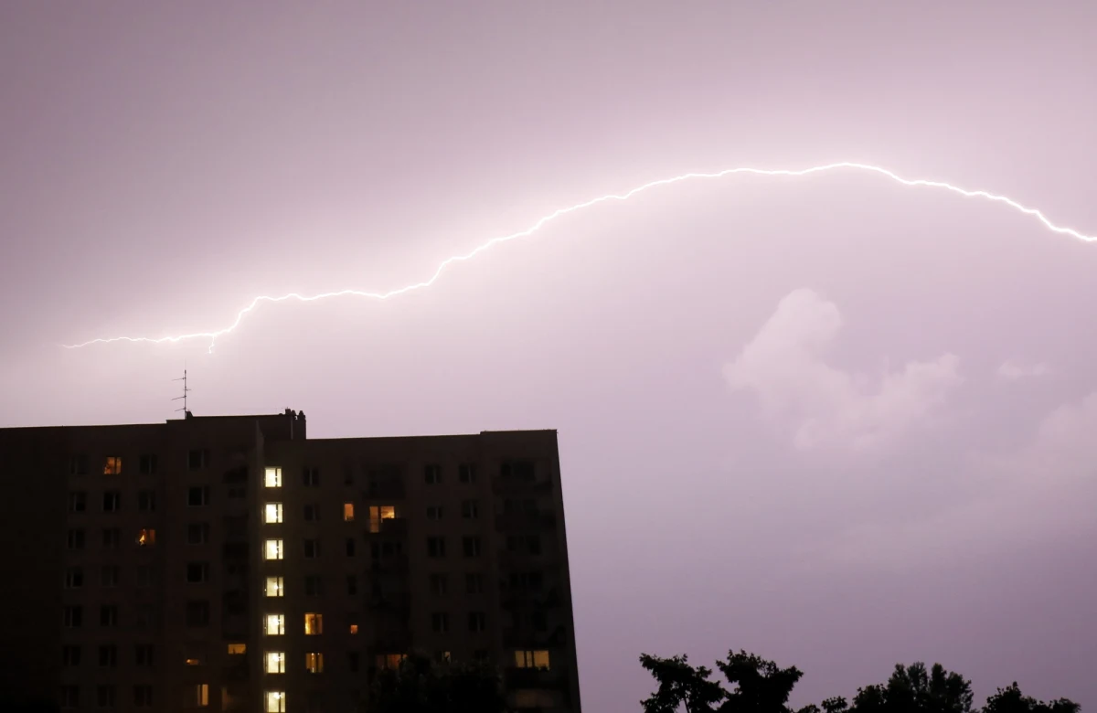 ​Powalone i połamane drzewa, ewakuacja kilku obozów harcerskich i utrudnienia w ruchu lotniczym i kolejowym - to efekt burz, które od poniedziałkowego popołudnia przechodziły i nadal przechodzą nad Polską. Najczęściej strażacy interweniowali na Mazowszu i Pomorzu.