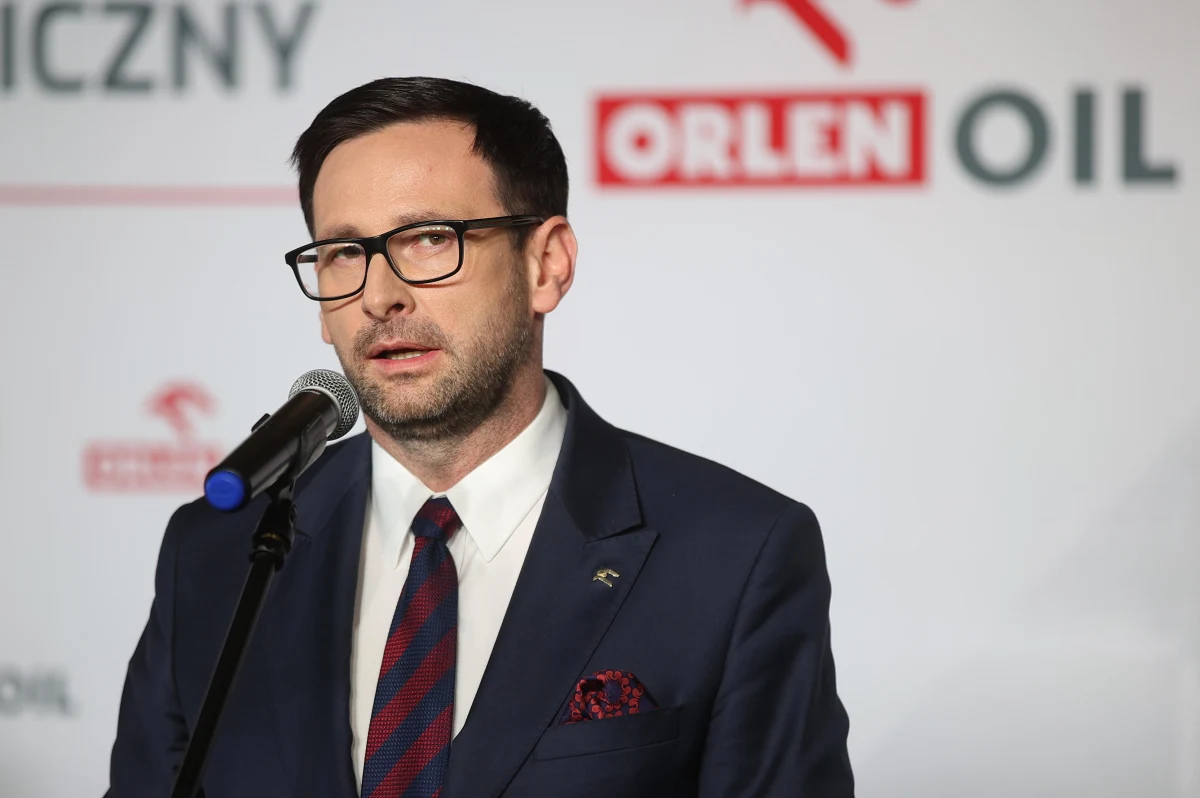 Andrzej Duda, Mateusz Morawiecki i Rafał Trzaskowski - niezmiennie pozostają w czołówce rankingu zaufania polityków. Jak wynika z najnowszego sondażu IBRiS dla Onetu, prezydent Warszawy tracił jednak pozycję lidera, którą zajmował w czerwcu. Okazuje się także, że największy wzrost braku zaufania u Polaków zanotował Donald Tusk. W zestawieniu po raz pierwszy w tego typu sondażach pojawiło się nazwisko prezesa Orlenu Daniela Obajtka.