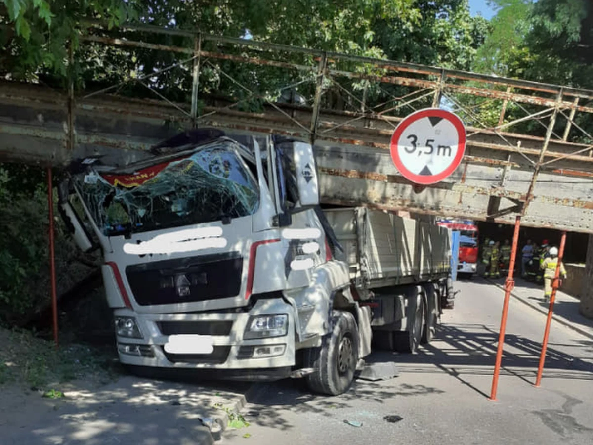 W Sierakowie w Wielkopolsce samochód ciężarowy nie zmieścił się pod wiaduktem. Konstrukcja się zawaliła. Na miejscu pracują służby.