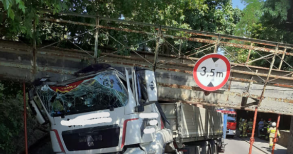 W Sierakowie w Wielkopolsce samochód ciężarowy nie zmieścił się pod wiaduktem. Konstrukcja się zawaliła. Na miejscu pracują służby.