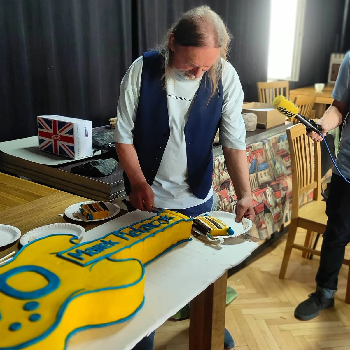 Marek Piekarczyk obchodzi dziś swoje 70 urodziny, z tej okazji wieczorem w teatrze Groteska w Krakowie, odbył się specjalny jubileuszowy koncert artysty. Na miejscu, kiedy odbywała się próba, nasza radiowa ekipa zaskoczyła jubilata. Przyjechała z tortem, godnym prawdziwego rockmana! Razem z życzeniami od ekipy i słuchaczy RMF FM, wręczony został żółto-niebieski tort w kształci gitary. 