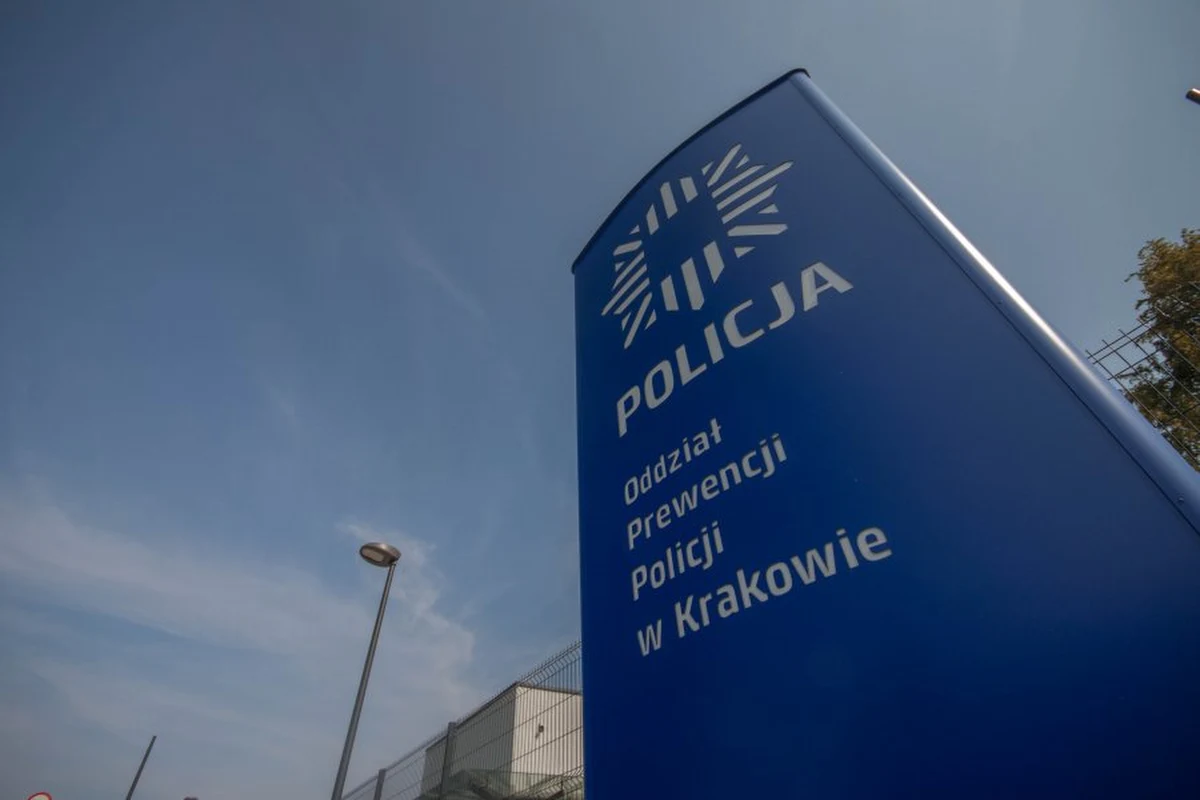 35-letni kierowca przez pomyłkę zamiast do domu dziewczyny przyjechał przed posterunek policji w Krakowie. Okazało się, że miał prawie 3 promile alkoholu w organizmie. 