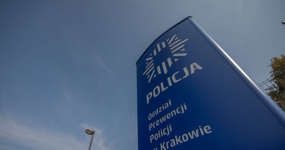 35-letni kierowca przez pomyłkę zamiast do domu dziewczyny przyjechał przed posterunek policji w Krakowie. Okazało się, że miał prawie 3 promile alkoholu w organizmie. 