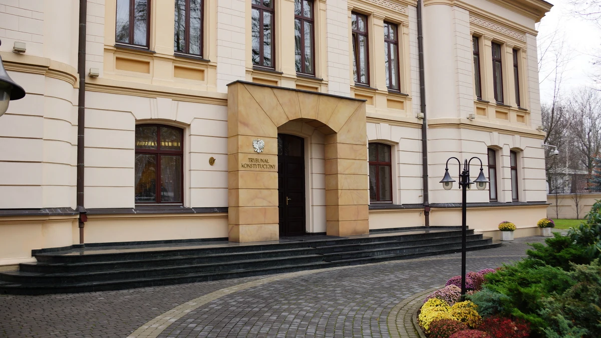 Trybunał Konstytucyjny odroczył do czwartku do godziny 13:00 rozprawę ws. zasady wyższości prawa unijnego nad krajowym zapisanej w Traktacie o Unii Europejskiej. Wniosek skierował do TK premier Mateusz Morawiecki. Sędziowie wysłuchali dziś stanowisk stron w sprawie, w czwartek będą zadawać im pytania.