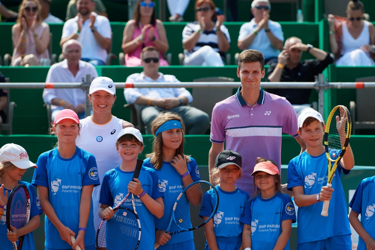 Igą Świątek dwa razy pokonała na kortach Arki Gdynia Huberta Hurkacza. 20-letnia zawodniczka wygrała z półfinalistą Wimbledonu w deblu oraz singlu. Najlepsi polscy tenisiści, którzy w sobotę polecą na igrzyska do Tokio, otworzyli turniej WTA BNP Paribas Poland Open.