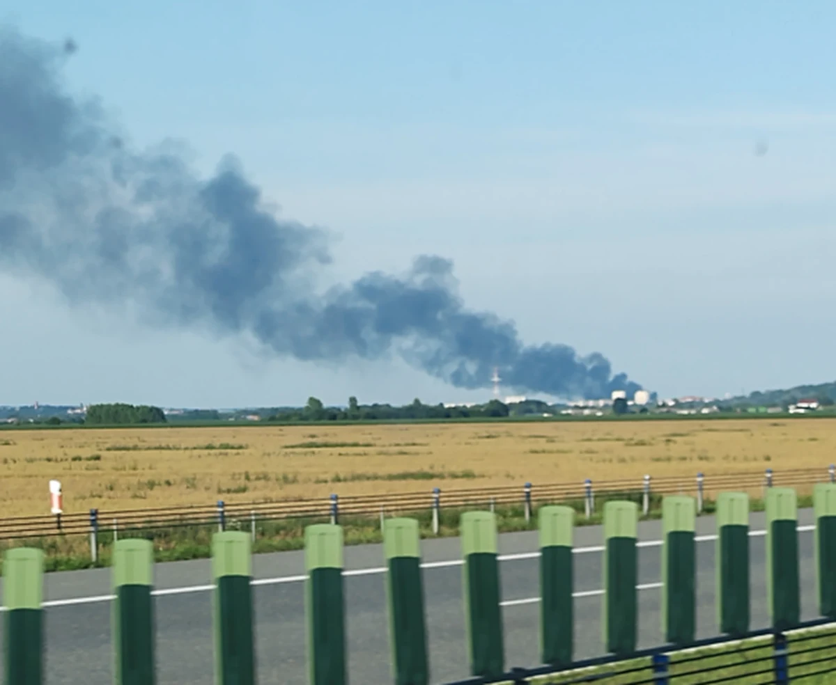 W Grudziądzu paliła się stara lokomotywownia przy ulicy Waryńskiego. Na miejsce kierowane były kolejne jednostki straży pożarnej. 


