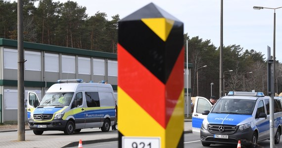 Jak informuje portal RedaktionsNetzwerk Deutschland (RND), rząd federalny chce zmienić przepisy wjazdowe do Niemiec. Może to utrudnić podróżowanie osobom, które nie są zaszczepione przeciwko koronawirusowi.