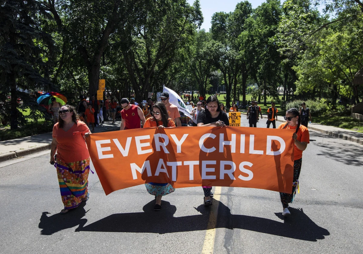 Ponad 160 nieoznaczonych grobów znaleziono przy byłej przymusowej szkole dla Indian na jednej z wysp w kanadyjskiej prowincji Kolumbia Brytyjska. Od końca maja to już czwarte nieznane dotychczas miejsce pochówku przy szkole odnalezione w Kanadzie.