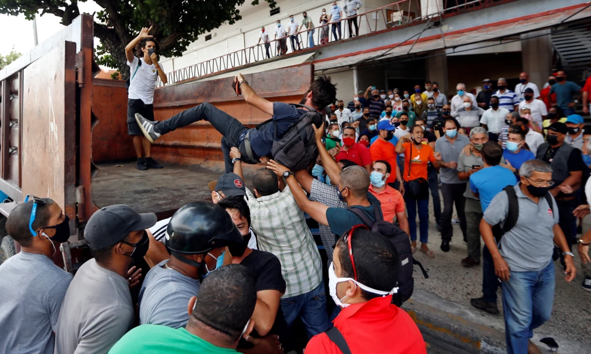 Władze kubańskie potwierdziły we wtorek, że podczas poniedziałkowej demonstracji w starciu z policją w gminie Arroyo Naranjo na obrzeżach Hawany zginął 36-letni Diubis Laurencio Tejeda.

