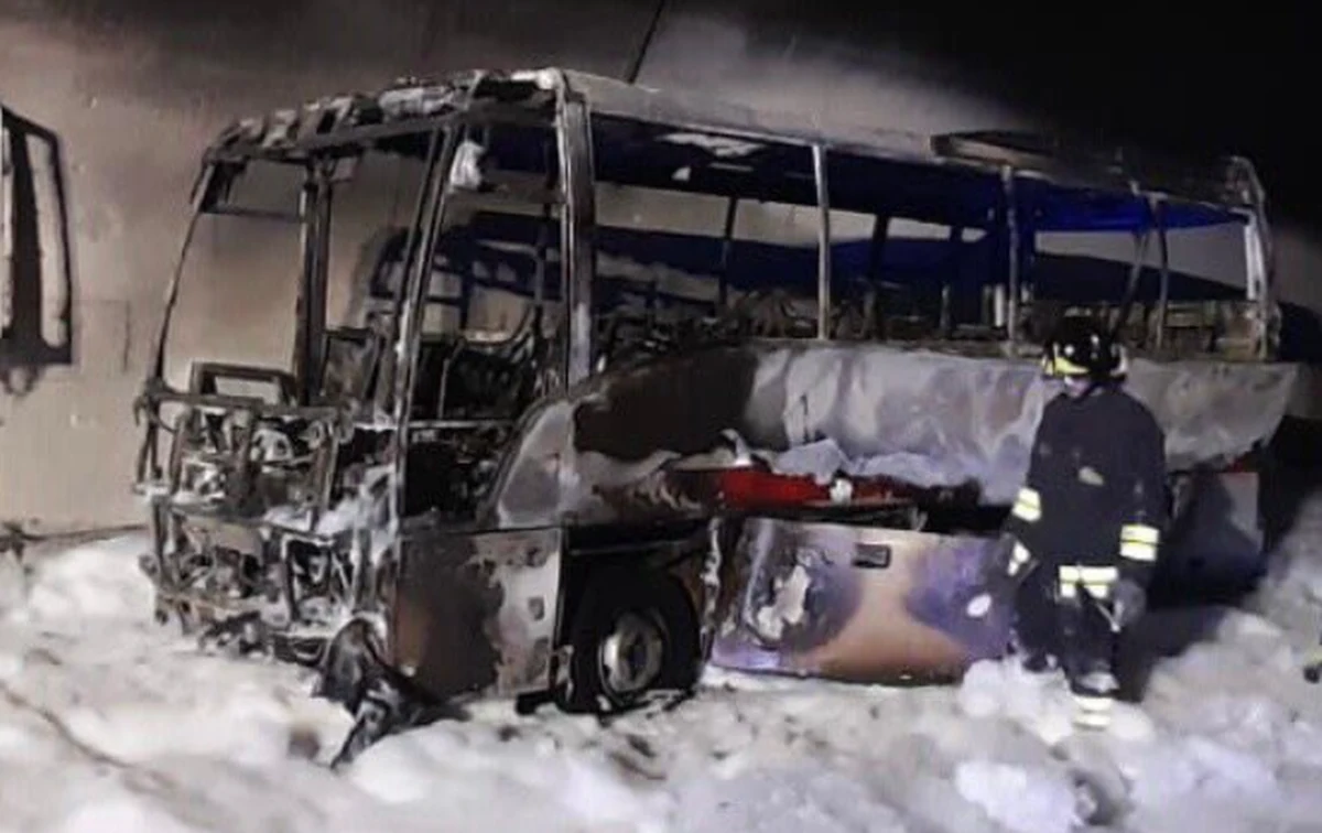 Kierowca autobusu okrzyknięty bohaterem przez włoskie media. Dzięki przytomności umysłu być może uratował życie 25 dzieci. Wprowadził jej z pojazdu, jak tylko zorientował się, że doszło do usterki. Chwilę później autobus stał już w płomieniach.