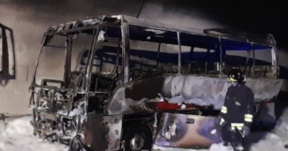 Kierowca autobusu okrzyknięty bohaterem przez włoskie media. Dzięki przytomności umysłu być może uratował życie 25 dzieci. Wprowadził jej z pojazdu, jak tylko zorientował się, że doszło do usterki. Chwilę później autobus stał już w płomieniach.