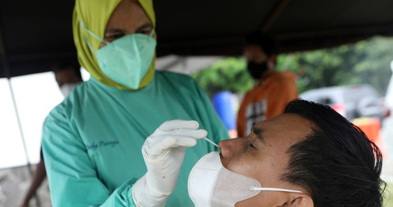 Blisko połowa mieszkańców Dżakarty miała koronawirusa. Takie zatrważające dane dotyczące zachorowań na Covid-19 publikują służby medyczne Indonezji.